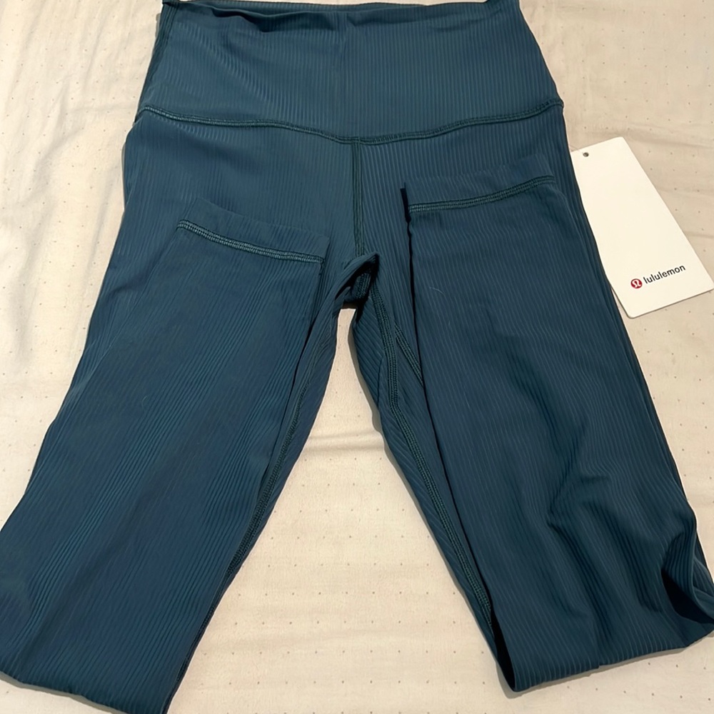Lululemon Aling Ribbed HR 25”